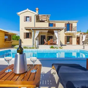David - Luxurious Secluded With A Heated Pool Butkovići